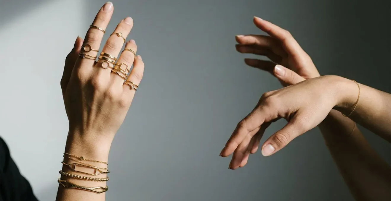 Démonstration visuelle de l'équilibre des bijoux avec des zones de peau nues et d'autres plus chargées pour créer un rythme.
