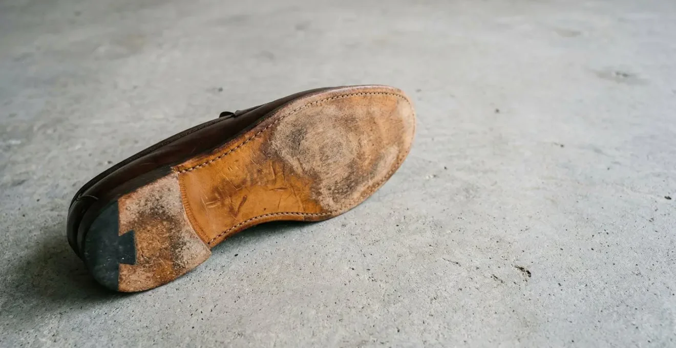 Vue en contre-plongée d'une semelle de mocassin montrant l'usure naturelle du cuir
